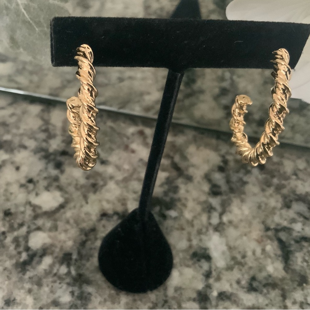 BRAND NEW. Bloomingdale's Twisted 18k plated Gold Hoop Earrings